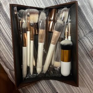 MAANGE Makeup Brush Set in Brown Case